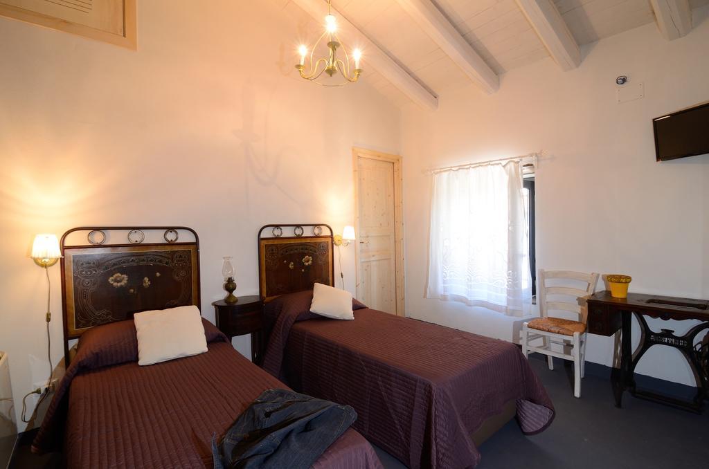 Hotel Il Tanaceto Castiglione De Sicilia Habitación foto